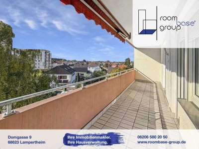 ***RESERVIERT*** Lichtdurchflutete 2½-Zimmer-Wohnung mit großem Balkon und Aufzug in zentraler Lage