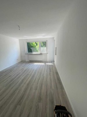 Moderne 3,5-Zimmer-Wohnung mit gehobener Ausstattung mit EBK und Balkon