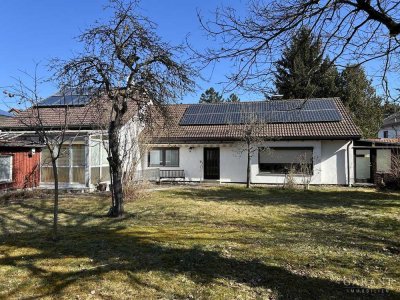 Mehrere Generationen unter einem Dach - Sonniges Zweifamilienhaus mit Renovierungsbedarf