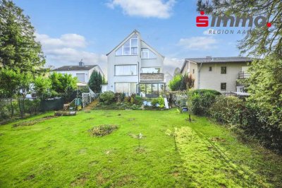 Exklusives Zweifamilienhaus mit 2 Garagen, großzügigem Grundstück und sonnigem Garten in sehr begehr