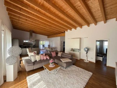 Stilvolle 4-Raum-Penthouse-Wohnung mit gehobener Innenausstattung mit Balkon und EBK in Flein