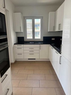 Familienfreundliche 4-Zimmer-Wohnung mit Balkon und Stellplatz in Berlin