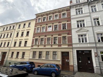 frisch renovierte 3 Zimmer Wohnung mit neuen Fußböden und Bad mit Fenster