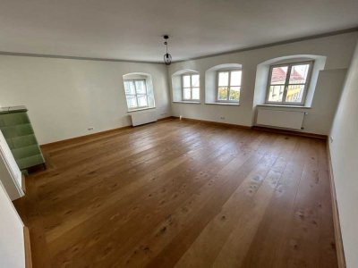 Geräumige, sanierte 2-Zimmer-Wohnung mit luxuriöser Innenausstattung zur Miete in Kaufbeuren