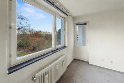 Renovierungsbedürftige 1,5 Zimmer-Wohnung in gepflegter Wohnanlage mit Loggia und Blick ins Grüne