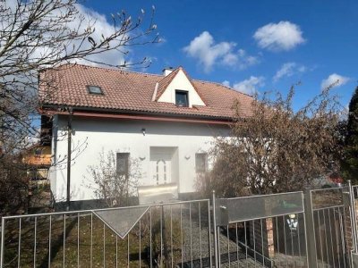 Gut saniertes Haus in Stadtlage mit 4 Schlafzimmern, Pool und Vollkeller