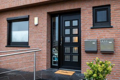 *** BEZUGSFERTIG, MODERNISIERT, AUFGESTOCKT - REIHENHAUS mit WEIDEBLICK ***
