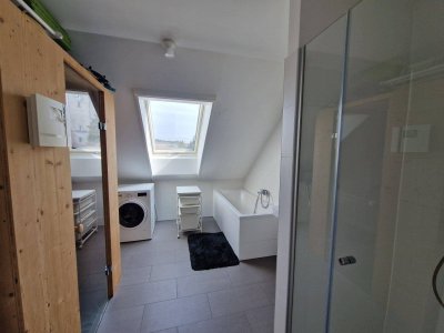 WOHLFÜHLOASE IM DACHGESCHOSS MIT TERRASSE, PELLETSZENTRALHEIZUNG+HOLZOFEN+SAUNA IM BADEZIMMER!