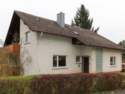 Sanierungsbedürftiges Ein- bis Zweifamilienhaus mit großem Garten nahe Großenlüder