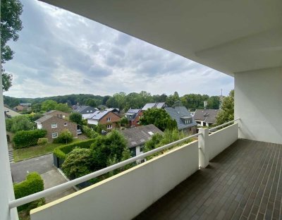 Geschmackvolle, modernisierte 3-Raum-DG-Wohnung mit geh. Innenausstattung mit Balkon und EBK