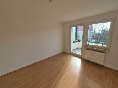 ++ Helle 2-Zimmer-Wohnung mit Balkon, Tageslichtbad und Außenstellplatz ++