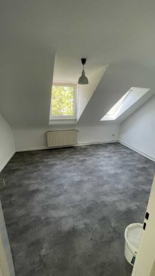 schön hell ruhig zentral DG 2 ZiKB 2 große Zi + Kü + Bad mit Wanne WG geeignet Einzg. n. Absprache