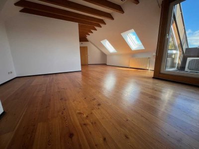 *Top Lage am Favoritepark*   Individuelle, ruhige 2,5 Zi.-DG-Wohnung in LB-Hoheneck