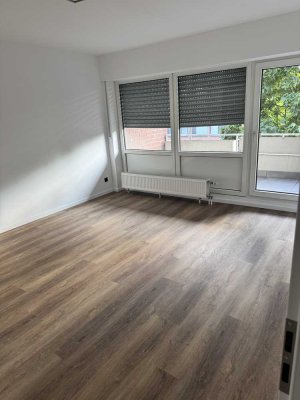 Zimmer mit Balkon in einer frisch renovierten 2-Zimmer-Wohnung