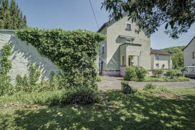 Charmantes Zweifamilienhaus (DHH) mit Baugrundstück u. viel Potenzial in Toplage – Nähe Wald & Stadt