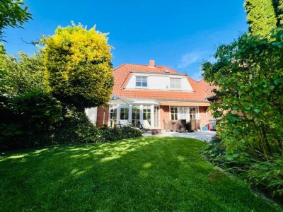 ISERNHAGEN HB:  Wunderschönes Landhaus mit gr. Garten, Garage und Carport
