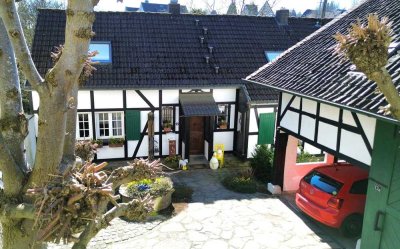 Tradition & Moderne vereint – Fachwerkhaus mit Wohnscheune im Zentrum von Much