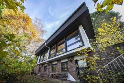 Einzigartiges Architektenhaus mit Einliegerwohnung – direkt am Waldrand in begehrter Höhenlage