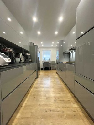 Sofort frei, 2020 komplett saniert, inkl. TG Stellplatz, Balkon, neue Einbauküche