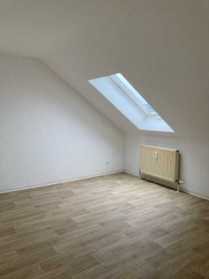 Helle Dachwohnung mit Wohnberechtigungsschein – Sofort einziehen & wohlfühlen