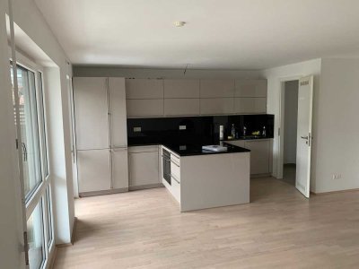 Moderne 3-Zimmer-Wohnung nahe BMW, EBK und 2 Balkonen und 2 Garagen