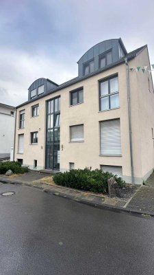 Schöne drei-vier Zimmer Maisonettewohnung mit Garage