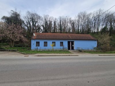 SANIERUNGSBEDÜRFTIGES LANDHAUS MIT KLEINEM HOLZSCHUPPEN UND RUHIGEM INNENHOF AN DER WAGRAMKANTE MIT KLEINEM WEINKELLER FÜR 1-2 PERSONEN