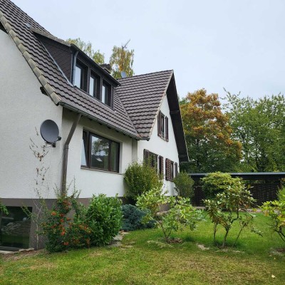 Einfamilienhaus mit Garten und Carport in Rösrath