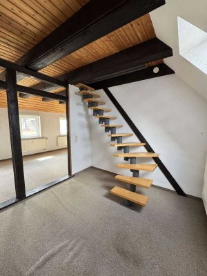 Kleine Dachgeschosswohnung mit Einbauküche verfügbar