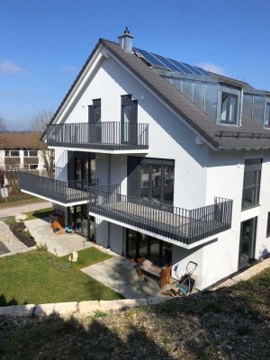 Neuwertige Wohnung mit viereinhalb Zimmern und Balkon in Seefeld