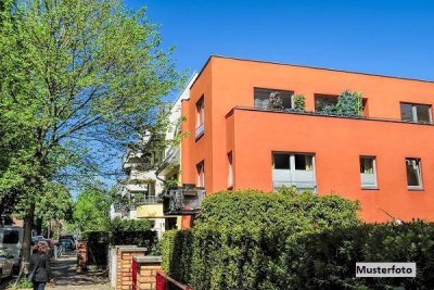 Charmantes Mehrfamilienhaus mit 4 Wohneinheiten und weitläufigem Grundbesitz