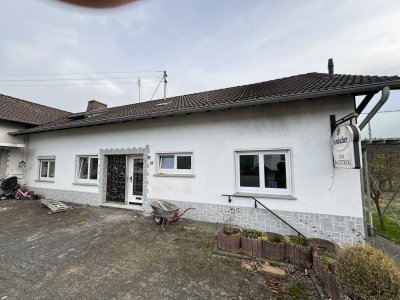Geräumige 5-Zimmer-Wohnung mit Küche und viel Platz draußen