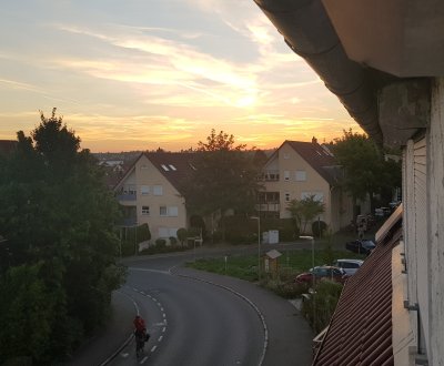 !!! Sofort beziehbar !!! Helle 3,5-Zi.-DG-Wohnung mit Balkon & EBK – zentrumnah