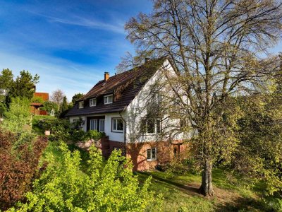 Freistehendes grosses Haus im Leerstand mit zwei Hälften in bester Lage