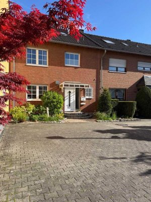 Familientraum K-Pesch: 5 Zi., EBK, Tageslichtbad, Gastherme von 2015, PV-Anlage auf dem Dach, Garage