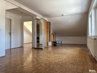 Schöne helle Dachgeschosswohnung inklusive Stellplatz in der Nähe des Goldecks