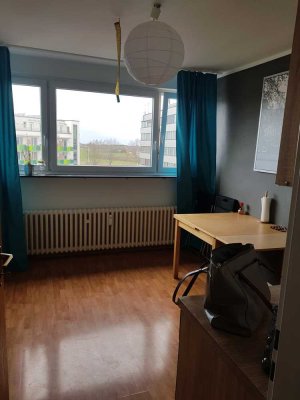 Schöne,  helle, ruhige Dachgeschoßwohnung mit großer Wohnküche an Single
