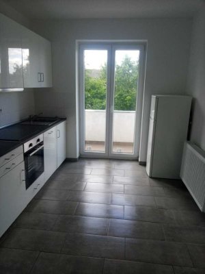 Gunstige Erdgeschosswohnung 2 Zi/Kü/Bad/Balkon. Einbauküche!