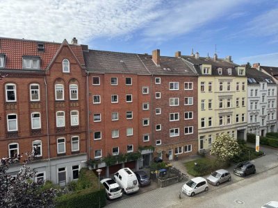 Im Auftr.: Helle 3-Zi. Whg. zwischen "Holtenauer" und Adolfstraße mit Balkon u. Blick ins Grüne