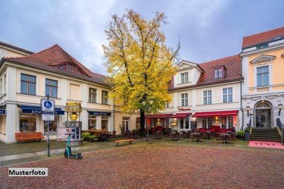 Wohn- und Geschäftshaus mit Verkaufsräumen, Lagerflächen und Nebengebäude