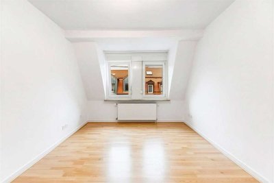 HEGERICH: Attraktive 2-Zimmer-Wohnung mit Dachgeschoss-Charme für Singles, Paare oder Kapitalanleger