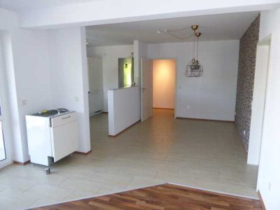 Frisch renovierte 2,5-Zimmer-Wohnung mit Balkon und Tiefgaragenstellplatz.Ihr perfektes Zuhause zum