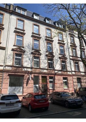 I HAVE A DREAM - NORDEND: Altbau im EG mit Balkon & gemeinschaftlichem Garten - sanierungsbedürftig-