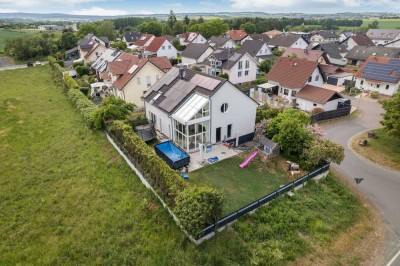 Exklusives Wohnen! Traumhaus mit großem Garten, PV-Anlage, großer Doppelgarage und Homeofficeplatz!