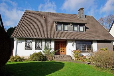 Raum für Familien mit Ideen – freistehendes Einfamilienhaus mit ELW in begehrter Lage