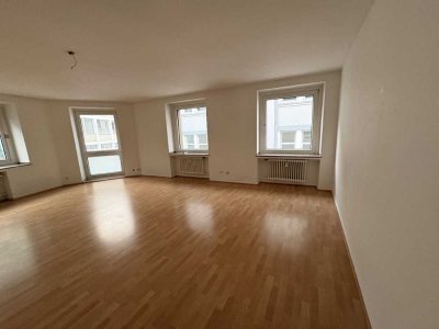 Ideal für Stadtliebhaber: Schicke, helle 3-Zimmer-Wohnung mit EBK, renoviert und bezugsfertig