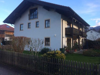 Sanierte Dachwohnung mit zwei Zimmern und Einbauküche in Piding