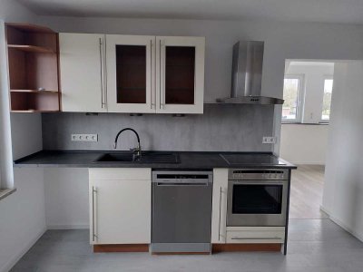 Bezug nach Sanierung mit Balkon und Einbauküche: Geschmackvolle 3,5-Zimmer-DG-Wohnung