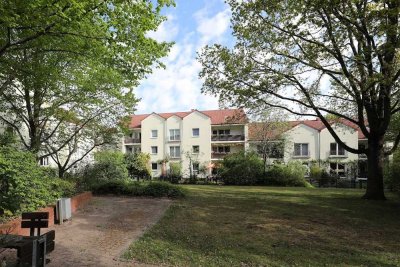 Loggia mit Blick ins Grüne // 2.OG rechts - WBS für min. 70 m² erforderlich!