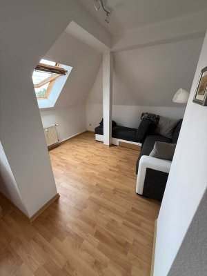 Gemütliche Dachgeschosswohnung – 2 Zimmer mit Einbauküche